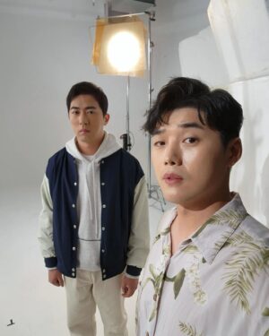Kwon Hyuk-soo Instagram - 아맞다. 너도 오랜만. 
안 반가워도 좀 웃어..녀석아^^
#김원훈 #축하해