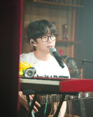 Kwon Jeong-yeol Instagram - 이번 대작전은 센치너 덕분에 대성공으로 마무리했습니다.
쇼츠쇼츠 대작전의 마지막 날도 함께해 주셔서 너무 감사합니다! 

PS. 곧 또다시 만나요! 

#10CM #십센치 #권정열 #너랑밤새고싶어 #너밤싶 #LateNightWalk #쇼츠쇼츠대작전 #쇼츠쇼츠