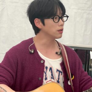 Kwon Jeong-yeol Instagram - 위버스콘에서 뜨거운 날씨에도 함께해주신 센치너 분들과 관객 여러분 모두 반가웠습니다❤️‍🔥 

Thank you Centiner and everyone who joined on Weverse Concert today beating the heat together! ❤️‍🔥

#10CM #십센치 #권정열 #위버스콘 #WeverseCon