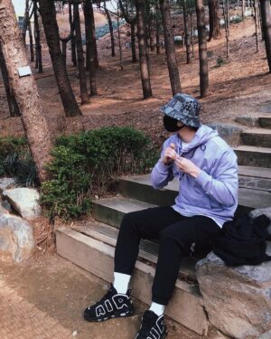 Kwon Soo-hyun Instagram - 호기롭게 동네 뒷산을 올라가봤고🧗🏻
금방 지침, 포기 🤪🤤😷