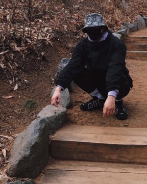 Kwon Soo-hyun Instagram - 호기롭게 동네 뒷산을 올라가봤고🧗🏻
금방 지침, 포기 🤪🤤😷