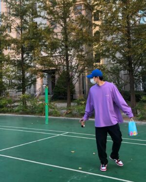 Kwon Soo-hyun Instagram - 아이스크림🍨사고 신나서 집 가는 길 
하루종일 #청춘기록 봐야징 

OtvN에서 12시5분 부터 1~8회 연속 방송 한대요!! 연휴 막바지 건강하게 집에서  청춘기록과 함께 👍🏻