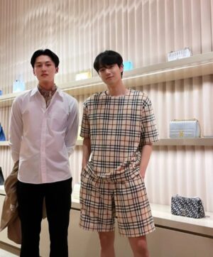 Kwon Tae Eun Instagram - Thank you @burberry 

모두들 즐거운 일요일 보내세요~