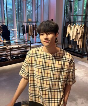 Kwon Tae Eun Instagram - Thank you @burberry 

모두들 즐거운 일요일 보내세요~