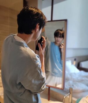 Kwon Tae Eun Instagram - #광고 @chanel.beauty.korea 

타인에 기준에 맞추지 않고 나만의 길을 걷는 남성을 위한 블루 드 샤넬 빠르펭!
새로운 시작을 하는 2030 남성에게 더욱 잘 어울리는 섬세하고 감각적인 향기가 매력적이에요.

앰버리한 시더와 뉴칼레도니아산 샌달우드가 조화를 이루고 뒤이어 이어지는 잊을 수 없는 은은한 잔향은 남성적인 자유로움을 상징한다고 해요.🙊

바디 워시, 쉐이빙 크림, 애프터 쉐이브 로션 등 다양한 블루 드 샤넬의 바디/그루밍 제품과 함께 활용하여 더욱 오랫동안 향을 지속하여 즐기면 더욱 😀 👍