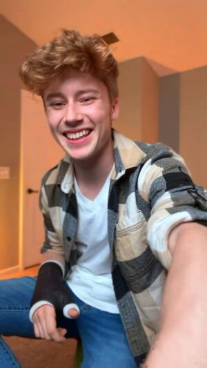 Ky Baldwin Instagram - Here Comes The Sun FULL cover! #thebeatles