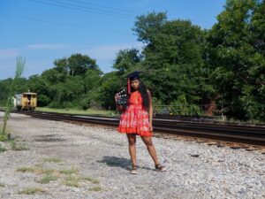 Kyanna Simone Simpson Instagram - B.A. in Entertainment and Media Studies w/ a minor in Spanish!🐶👩🏾‍🎓✨ How do I plan to use my degree? 🎬Filmmaking!🎬 I’ve been studying the ins and outs of various media industries for the last 4 years! Now, it’s time to apply it all to producing and directing film and television (along w/ my acting career of course!!)🎞🎞 This is only the beginning!!! 
•
📸: @senaiteshots 
YESSSS, SENAITE MURRAY BACK AT IT AGAIN W/ THE WHITE VANSSSS 🤪🔥@yungsenaite 
•
Hair slayed by: @tairon_salahuddin ✨👩🏾‍🎓
•
Face beat by.... MEEE🥰👩🏾‍🎓
•
#FUTUREFILMMAKER #UGAGRAD #GradyCollege #GoDawgs #DreamsDoComeTrue #IHopeYouDance