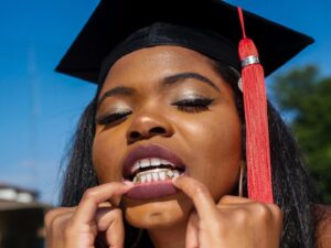 Kyanna Simone Simpson Instagram - 👩🏾‍🎓 Get dat bread, get dat CRED🎓, then leave✌🏾
•
📸: @senaiteshots 
SENAITE MURRAY ON THE NIKON Y.A.K.
•
Hair by: @tairon_salahuddin 😁💖
•
Face beat by.... MEEE😏💁🏾‍♀️
•
#ClassOf2020 #UGA #GoDawgs  #DreamsDoComeTrue #IHopeYouDance