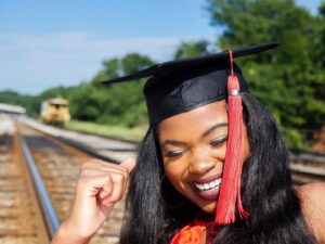 Kyanna Simone Simpson Instagram - 👩🏾‍🎓 Get dat bread, get dat CRED🎓, then leave✌🏾
•
📸: @senaiteshots 
SENAITE MURRAY ON THE NIKON Y.A.K.
•
Hair by: @tairon_salahuddin 😁💖
•
Face beat by.... MEEE😏💁🏾‍♀️
•
#ClassOf2020 #UGA #GoDawgs  #DreamsDoComeTrue #IHopeYouDance