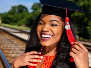 Kyanna Simone Simpson Instagram - 👩🏾‍🎓 Get dat bread, get dat CRED🎓, then leave✌🏾
•
📸: @senaiteshots 
SENAITE MURRAY ON THE NIKON Y.A.K.
•
Hair by: @tairon_salahuddin 😁💖
•
Face beat by.... MEEE😏💁🏾‍♀️
•
#ClassOf2020 #UGA #GoDawgs  #DreamsDoComeTrue #IHopeYouDance
