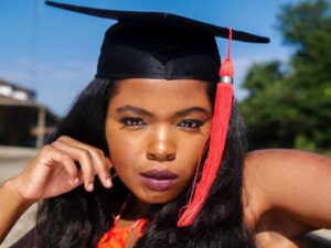 Kyanna Simone Simpson Instagram - 👩🏾‍🎓 Get dat bread, get dat CRED🎓, then leave✌🏾
•
📸: @senaiteshots 
SENAITE MURRAY ON THE NIKON Y.A.K.
•
Hair by: @tairon_salahuddin 😁💖
•
Face beat by.... MEEE😏💁🏾‍♀️
•
#ClassOf2020 #UGA #GoDawgs  #DreamsDoComeTrue #IHopeYouDance
