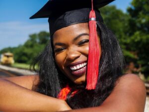 Kyanna Simone Simpson Instagram - 👩🏾‍🎓 Get dat bread, get dat CRED🎓, then leave✌🏾
•
📸: @senaiteshots 
SENAITE MURRAY ON THE NIKON Y.A.K.
•
Hair by: @tairon_salahuddin 😁💖
•
Face beat by.... MEEE😏💁🏾‍♀️
•
#ClassOf2020 #UGA #GoDawgs  #DreamsDoComeTrue #IHopeYouDance