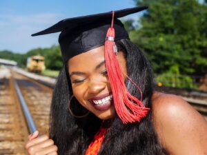 Kyanna Simone Simpson Instagram - 👩🏾‍🎓 Get dat bread, get dat CRED🎓, then leave✌🏾
•
📸: @senaiteshots 
SENAITE MURRAY ON THE NIKON Y.A.K.
•
Hair by: @tairon_salahuddin 😁💖
•
Face beat by.... MEEE😏💁🏾‍♀️
•
#ClassOf2020 #UGA #GoDawgs  #DreamsDoComeTrue #IHopeYouDance