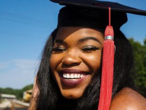 Kyanna Simone Simpson Instagram - 👩🏾‍🎓 Get dat bread, get dat CRED🎓, then leave✌🏾
•
📸: @senaiteshots 
SENAITE MURRAY ON THE NIKON Y.A.K.
•
Hair by: @tairon_salahuddin 😁💖
•
Face beat by.... MEEE😏💁🏾‍♀️
•
#ClassOf2020 #UGA #GoDawgs  #DreamsDoComeTrue #IHopeYouDance