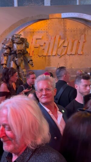 Kyle MacLachlan Instagram - Me making my way thru the crowd 🥸