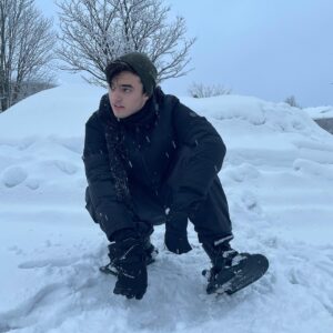 Kyle Meagher Instagram - Do you think I’ll master these ski skates before the snow melts??? 
If no comment egg :( 
@snowfeet_original #ad 

#winter #winterfun #snow #ski #MeanwhileInCanada #Ah! #IveFallenAndICantGetUp