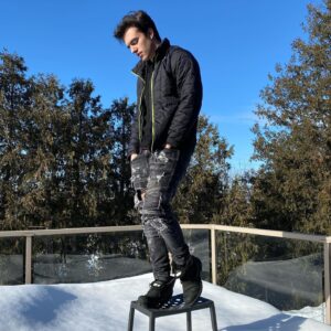 Kyle Meagher Instagram - Lonely Island ❄️🏝
I have a couple candles to giveaway!! 
Repost or story my song Candle, tag me, and I’ll pick a winner!! #KyleMeagherScentedCandles #NotGuaranteedToSmellLikeKyleMeagher 

#snowy #snow #winter #canada #actor #musician #WinterWonderland #ThisStoolHasBeenSittingInTheSnowForLikeWeeks #SoISaid #LMAO! #PhotoshootTime 😎