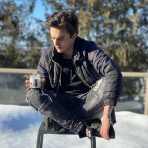 Kyle Meagher Instagram - Lonely Island ❄️🏝
I have a couple candles to giveaway!! 
Repost or story my song Candle, tag me, and I’ll pick a winner!! #KyleMeagherScentedCandles #NotGuaranteedToSmellLikeKyleMeagher 

#snowy #snow #winter #canada #actor #musician #WinterWonderland #ThisStoolHasBeenSittingInTheSnowForLikeWeeks #SoISaid #LMAO! #PhotoshootTime 😎