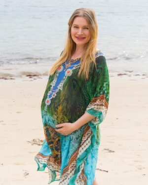 Kym Jackson Instagram - When you make your husband take preggo pics of you but then all you want to do is play with your doggo… 

📸 : @realandrewsteel 

#preggo #doggo #pregnant #pregnantwithendometriosis #pregnantat40 #pregnantover35 #endometriosis #pregnantover40 #ivfsuccess #ivf #ivfjourney #ivfaustralia #cityfertilitycentre #isabella #jaxxsteel #northernbeaches #beachlife