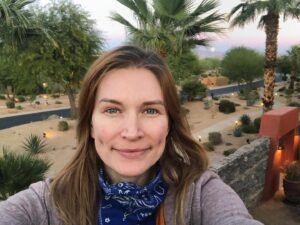 Kym Jackson Instagram - On my 5 week trip back to LA for worky work, my incredible new friends (long time family friends of Hubby’s) booked me a 10 night stay at the @embarcresorts in Palm Desert BEFORE THEY’D even met me in person.  And that beautiful golf course I sometimes post stories of? That’s their villa around the corner. 

So I went round to that villa and  we had the best Thanksgiving Day ever!! Incredible humans! Thank you so much Ken & Yvonne Smith! Love you guys and your whole beautiful family!! 🥰🥰🥰

#embarcresorts #indianwells #palmsprings #palmdesert #newfriends #feelingloved #desertlife #coachellavalley #bandana #bandanastyle