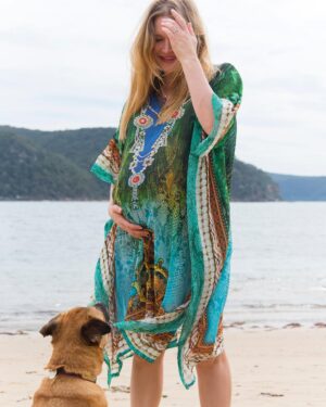 Kym Jackson Instagram - When you make your husband take preggo pics of you but then all you want to do is play with your doggo… 

📸 : @realandrewsteel 

#preggo #doggo #pregnant #pregnantwithendometriosis #pregnantat40 #pregnantover35 #endometriosis #pregnantover40 #ivfsuccess #ivf #ivfjourney #ivfaustralia #cityfertilitycentre #isabella #jaxxsteel #northernbeaches #beachlife