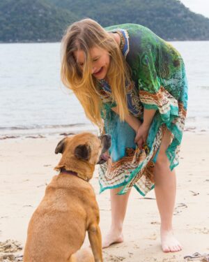 Kym Jackson Instagram - When you make your husband take preggo pics of you but then all you want to do is play with your doggo… 

📸 : @realandrewsteel 

#preggo #doggo #pregnant #pregnantwithendometriosis #pregnantat40 #pregnantover35 #endometriosis #pregnantover40 #ivfsuccess #ivf #ivfjourney #ivfaustralia #cityfertilitycentre #isabella #jaxxsteel #northernbeaches #beachlife