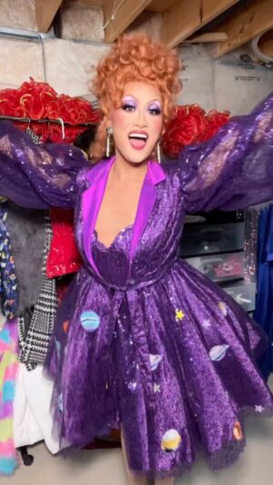 Kyne Santos Instagram - I’m your sparkly glittery teacher for Halloween & all year ✨🚌 #msfrizzle #magicschoolbus #halloween 
Dress by @starkerscorsetry ❤️