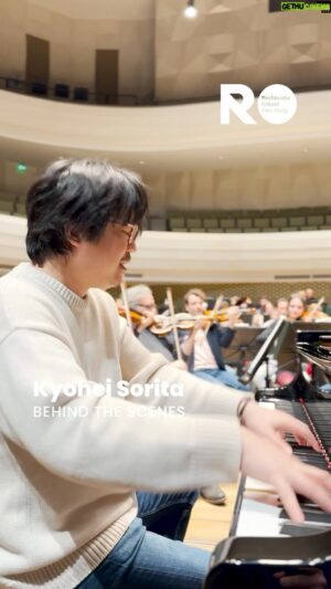 Kyohei Sorita Instagram - Pianist Kyohei Sorita 反田恭平 @kyoheisorita rehearsing Rachmaninov’s 4th Piano Concerto together with the orchestra, directed by Yutaka Sado 佐渡裕 @yutakasado_official. This expressive piece will be performed tomorrow night in Amare’s sold out Concert Hall in The Hague!
***
Pianist Kyohei Sorita tijdens de repetitie van Rachmaninov’s 4e Pianoconcert samen met het orkest, geleid door Yutaka Sado. Dit expressieve werk is morgenavond te horen in de uitverkochte Concertzaal van Amare!

#residentieorkest #behindthescenes #orkest #orchestra #classicalmusic #Rachmaninov #symphony #symphonicorchestra #piano #pianoplayer #musician #pianist #art #amazing #concert #practice #rehearsal #classicalmusicians #daysofpractice #amaredenhaag #denhaag #thehague #concerto