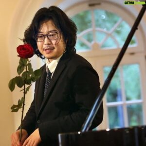Kyohei Sorita Instagram - It was a great honor to perform in the place where Chopin spent his time🇵🇱✨

And congratulations on your 30th anniversary as Artistic Director, my professor!! 

At 77th Duszniki International Piano Festival 2022 
Photo by Marek Grotowski 

#chopin #poland #kyoheisorita