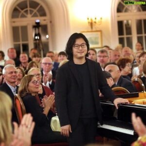Kyohei Sorita Instagram - It was a great honor to perform in the place where Chopin spent his time🇵🇱✨

And congratulations on your 30th anniversary as Artistic Director, my professor!! 

At 77th Duszniki International Piano Festival 2022 
Photo by Marek Grotowski 

#chopin #poland #kyoheisorita