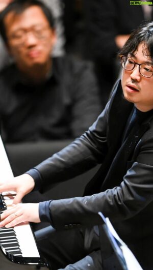 Kyohei Sorita Instagram - It was a memorable debut in Germany with @munich_philharmonic !! Thank you so much.

📰 『KLASSIK BEGEISTERT』&『Süddeutsche Zeitung』
ーEs grenzt jedes Mal an ein Wunder, wenn ein Pianist aus diesem eigentlich flach klingenden Instrument so ein farbenfrohes Klangspektrum holtー

ーPianist Kyōhei Soritas pianistische Klaviermagie ist die Sternstunde des Abends. Seine Tasten klingen wie ein zweites Orchester, viel bunter und differenzierter als viele Dirigenten aus einem Komplex an fünfzig verschiedenen Instrumenten rausholen. Wie ein Engelchor schwebt sein Flügel über dem Bühne. Aus den dunklen Tiefen der Rachmaninow’schen Schaffenskrise hinaus in die große weite Weltkarriere: Man spürt in jedem Moment die innerlichsten Emotionen des großen russischen Komponisten. Ein feuriger Applaus krönt den jungen Japaner zum Sieger des Abendsー

『KLASSIK BEGEISTERT』
-von Johannes Karl Fischer

https://klassik-begeistert.de/muenchner-philharmoniker-rafale-payare-dirigent-kyohei-sorita-jano-lisboa-michael-hell-isarphilharmonie-muenchen-22-maerz-2023/

ーUnd was soll man sagen: Wie trunken umschlungen er und die Philharmoniker sich dem Klangrausch dieses Werks hingeben, seiner melodischen Schönheit, seinem Ernst, seiner Wärme, und wie selbstverständlich sie Solo- und Orchesterpart in ein ideales Verhältnis zueinander setzen, ist beglückend.ー

『Süddeutsche Zeitung』
-von Andreas Pernpeintner

https://www.sueddeutsche.de/muenchen/muenchner-philharmoniker-rafael-payare-michael-hell-kyohei-sorita-sofia-gubaidulina-kritik-1.5774351

#kyoheisorita