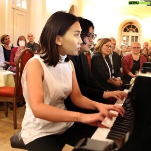 Kyohei Sorita Instagram - It was a great honor to perform in the place where Chopin spent his time🇵🇱✨

And congratulations on your 30th anniversary as Artistic Director, my professor!! 

At 77th Duszniki International Piano Festival 2022 
Photo by Marek Grotowski 

#chopin #poland #kyoheisorita