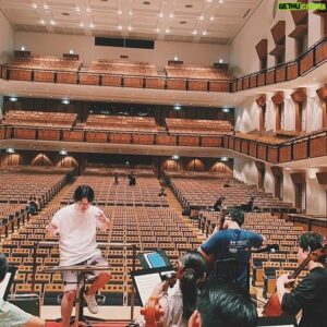 Kyohei Sorita Instagram - Japan National Orchestra @japan_national_orchestra 夏のツアーが明日からスタート！
 
~ Program ~
Cello Soloist / Keisuke Morita, Yuya Mizuno 
Piano & Conductor / Kyohei Sorita
Japan National Orchestra 

W.A.Mozart : Piano Concerto No.15 K.450 in B-flat Major
P.I.Tchaikovsky : Variations on a Rococo Theme Op.33 
W.A.Mozart : Symphony No.40 in G minor K.550

今回はモーツァルト自身も「最も難しい協奏曲」と言葉を遺したとも言われている第15番ピアノ協奏曲K.450をはじめ、ソリストにコアメンバーの森田啓介くん @keisuke0501 & 水野優也くん @ym9892 のダブル・ソリストでチャイコフスキー/ロココ風の主題による変奏曲を各地演奏します。

そして後半には今日のリハの動画内でも演奏している、本プログラムのメイン、モーツァルト/交響曲第40番KV.550。

各地完売で皆さまの所へ伺えるのがとても楽しみです。*8/29福井公演のみ、僅かですが若干枚数ありますのでお早めにお求めをお願いします。　

ーーーーーーーーーーーーーーー

そして遂に、水野優也のデビューアルバム『コダーイ/無伴奏チェロソナタ & ショパン/チェロソナタ』が明日からリリースします！

本ツアーでは終演後のサイン会も可能な限り考えておりますので、是非会場でCDもチェックして下さい！！

#JNO #japannationalorchestra #反田恭平