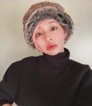 Kyoko Hinami Instagram - 最近は子供に使っていたベビーオイルをつかって
ハイライトやアイシャドウを入れるのにハマってる
普通よりは崩れやすいけれど、買い出しぐらいの短い時間しか外出しないし
今のところ困ってないし、うるうる感出て気に入ってる🙆☀️

ファンデーション/dプログラム: @dprogram_ofc 
チーク・ハイライト・アイシャドウ/ CEZANNE: @cezannecosmetics 
アイシャドウ・プランパーリップ/3COINS: @3coins_official 
シェーディング・ピアス/ダイソー: @daiso_official 
グロス(カラー)/DECO HOME:@decohome_nitori