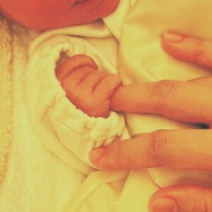 Kyoko Hinami Instagram - お久しぶりです

最近は報告の投稿ばかりになってしまっていますが、、

我が子が誕生しました。

ちゃんと育ってくれるのか
生まれて来てくれるのかと心配になりながらも
早く早く会いたくて毎日沢山お腹に
声をかけ続けた10ヶ月でした。

お産に至るまで色々あって
心の準備が整う前に分娩台に上がる出来事があったりと
大変なスタートを切ったのですが
この子の頑張りもあり
陣痛がしっかり乗っかってから
3時間程で出て来てくれて
その上3720gもあったもので
『わたし、初産だったよな…？』と
自分でも疑うぐらいの早さと大きさに皆で驚きました..😮

しかし、何やかんやで身体はちゃんと
気張っていたみたいで
2.5ℓを超える出血があったため
まさかの緊急搬送となり
いきなり我が子と離れ離れに..

やっとやっと会えたのに、、
なんて少し落ち込みつつも
早めに回復&退院でき、
今ではマイペースで食いしん坊
(私に似てしまったのか…)な我が子と
楽しく過ごせています。

しばらくはまた
更新の頻度が少なくなってしまうかもしれませんが
ゆる〜くお待ち頂けたら嬉しいです。。
新米ママとなった日南も
どうぞよろしくお願いします𖤥𖤘⋆*𓅫

妊娠中から出産まで支えてくれた
旦那や周りの人達に
無事に元気な産声を聞かせてくれた我が子に
感謝してもしきれません。

母にしてくれてありがとう。

#出産 
#新生児 
#令和5年ベビー