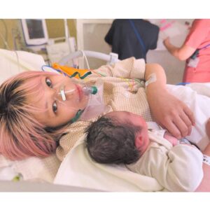 Kyoko Hinami Instagram - お久しぶりです

最近は報告の投稿ばかりになってしまっていますが、、

我が子が誕生しました。

ちゃんと育ってくれるのか
生まれて来てくれるのかと心配になりながらも
早く早く会いたくて毎日沢山お腹に
声をかけ続けた10ヶ月でした。

お産に至るまで色々あって
心の準備が整う前に分娩台に上がる出来事があったりと
大変なスタートを切ったのですが
この子の頑張りもあり
陣痛がしっかり乗っかってから
3時間程で出て来てくれて
その上3720gもあったもので
『わたし、初産だったよな…？』と
自分でも疑うぐらいの早さと大きさに皆で驚きました..😮

しかし、何やかんやで身体はちゃんと
気張っていたみたいで
2.5ℓを超える出血があったため
まさかの緊急搬送となり
いきなり我が子と離れ離れに..

やっとやっと会えたのに、、
なんて少し落ち込みつつも
早めに回復&退院でき、
今ではマイペースで食いしん坊
(私に似てしまったのか…)な我が子と
楽しく過ごせています。

しばらくはまた
更新の頻度が少なくなってしまうかもしれませんが
ゆる〜くお待ち頂けたら嬉しいです。。
新米ママとなった日南も
どうぞよろしくお願いします𖤥𖤘⋆*𓅫

妊娠中から出産まで支えてくれた
旦那や周りの人達に
無事に元気な産声を聞かせてくれた我が子に
感謝してもしきれません。

母にしてくれてありがとう。

#出産 
#新生児 
#令和5年ベビー