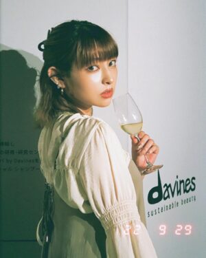 Kyoko Hinami Instagram - davines上陸10周年Eventに行ってきました🌿🕊

トークセッションでは
とても貴重なお話が聞けました。
特に環境問題については
自分の認識よりも遥かに深いところにあり、
地球や自然と生命との関わり方を
もう少し見つめ直してみたいなと。

自分の隣に居る人を、そして周りに居る人達や環境のことを。
そうした思考のその先に
美があるのだとお話されていました。

作っている人達がまず生活の中でそれらを実践し、研究し、商品の容器や素材などに活かされて、環境や人の体に優しい商品が生み出されているということ。

どんなものにも限りがあって
必ず終わりが来るものだけれど、

その当たり前なことがどこか人々の中で
薄れてしまってるのではないかと
考える時間が新たに生まれました。

サスティナビリティという言葉。
まだまだ日本では
浸透率が低い気がしますが
自分が生かされている事に
感謝し、環境や人々に寄り添える
感覚を忘れずに生きていきたいです。

@davinesjapan
@davinesofficial
#davines #ダヴィネス #サステナブルコスメ #サステナブルビューティー #pr

6枚目📷@rikarin0526
1.4.7枚目📷:@si_oux