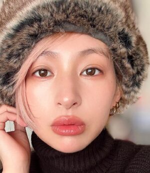 Kyoko Hinami Instagram - 最近は子供に使っていたベビーオイルをつかって
ハイライトやアイシャドウを入れるのにハマってる
普通よりは崩れやすいけれど、買い出しぐらいの短い時間しか外出しないし
今のところ困ってないし、うるうる感出て気に入ってる🙆☀️

ファンデーション/dプログラム: @dprogram_ofc 
チーク・ハイライト・アイシャドウ/ CEZANNE: @cezannecosmetics 
アイシャドウ・プランパーリップ/3COINS: @3coins_official 
シェーディング・ピアス/ダイソー: @daiso_official 
グロス(カラー)/DECO HOME:@decohome_nitori