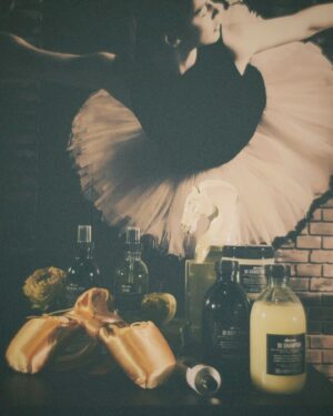 Kyoko Hinami Instagram - davines上陸10周年Eventに行ってきました🌿🕊

トークセッションでは
とても貴重なお話が聞けました。
特に環境問題については
自分の認識よりも遥かに深いところにあり、
地球や自然と生命との関わり方を
もう少し見つめ直してみたいなと。

自分の隣に居る人を、そして周りに居る人達や環境のことを。
そうした思考のその先に
美があるのだとお話されていました。

作っている人達がまず生活の中でそれらを実践し、研究し、商品の容器や素材などに活かされて、環境や人の体に優しい商品が生み出されているということ。

どんなものにも限りがあって
必ず終わりが来るものだけれど、

その当たり前なことがどこか人々の中で
薄れてしまってるのではないかと
考える時間が新たに生まれました。

サスティナビリティという言葉。
まだまだ日本では
浸透率が低い気がしますが
自分が生かされている事に
感謝し、環境や人々に寄り添える
感覚を忘れずに生きていきたいです。

@davinesjapan
@davinesofficial
#davines #ダヴィネス #サステナブルコスメ #サステナブルビューティー #pr

6枚目📷@rikarin0526
1.4.7枚目📷:@si_oux