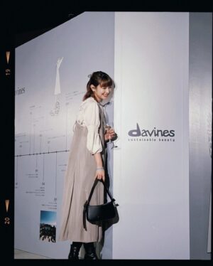 Kyoko Hinami Instagram - davines上陸10周年Eventに行ってきました🌿🕊

トークセッションでは
とても貴重なお話が聞けました。
特に環境問題については
自分の認識よりも遥かに深いところにあり、
地球や自然と生命との関わり方を
もう少し見つめ直してみたいなと。

自分の隣に居る人を、そして周りに居る人達や環境のことを。
そうした思考のその先に
美があるのだとお話されていました。

作っている人達がまず生活の中でそれらを実践し、研究し、商品の容器や素材などに活かされて、環境や人の体に優しい商品が生み出されているということ。

どんなものにも限りがあって
必ず終わりが来るものだけれど、

その当たり前なことがどこか人々の中で
薄れてしまってるのではないかと
考える時間が新たに生まれました。

サスティナビリティという言葉。
まだまだ日本では
浸透率が低い気がしますが
自分が生かされている事に
感謝し、環境や人々に寄り添える
感覚を忘れずに生きていきたいです。

@davinesjapan
@davinesofficial
#davines #ダヴィネス #サステナブルコスメ #サステナブルビューティー #pr

6枚目📷@rikarin0526
1.4.7枚目📷:@si_oux