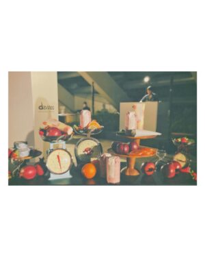 Kyoko Hinami Instagram - davines上陸10周年Eventに行ってきました🌿🕊

トークセッションでは
とても貴重なお話が聞けました。
特に環境問題については
自分の認識よりも遥かに深いところにあり、
地球や自然と生命との関わり方を
もう少し見つめ直してみたいなと。

自分の隣に居る人を、そして周りに居る人達や環境のことを。
そうした思考のその先に
美があるのだとお話されていました。

作っている人達がまず生活の中でそれらを実践し、研究し、商品の容器や素材などに活かされて、環境や人の体に優しい商品が生み出されているということ。

どんなものにも限りがあって
必ず終わりが来るものだけれど、

その当たり前なことがどこか人々の中で
薄れてしまってるのではないかと
考える時間が新たに生まれました。

サスティナビリティという言葉。
まだまだ日本では
浸透率が低い気がしますが
自分が生かされている事に
感謝し、環境や人々に寄り添える
感覚を忘れずに生きていきたいです。

@davinesjapan
@davinesofficial
#davines #ダヴィネス #サステナブルコスメ #サステナブルビューティー #pr

6枚目📷@rikarin0526
1.4.7枚目📷:@si_oux
