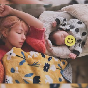 Kyoko Hinami Instagram - お祝いメッセージありがとうございます！
まさかの30歳になりんした。
はじめまして、よろしく30代、、！

いやあ、自分が30になるなんて
全く想像していなかったなぁ。
(きっとみんなそうだよね)

昨日の我が子の得体の知れないおもちゃを
見つめるキラキラとした瞳は、
今日はもう見られない。
今日の未完成のお喋りの形は、明日にはもうない。
毎日一生懸命生きて、成長して、
顔も体も声も遊び方も
わたしへ向ける眼差しも
どんどんどんどん変わっていく我が子。
そんな1日1日が宝物な日々を過ごし
育児でバッッッッッッタバタではありますが
こんな誕生日はきっと“2度”と無いんだよな。
と思うと、これも今わたしの中にある
一つの幸せの形で
去年の自分の誕生日には
まだこの世に居なかった存在と
今年はほにゃほにゃとお喋りしながら
過ごせる誕生日。。

んー…

(このままだと自分の誕生日を忘れ
我が子に生まれて来てくれてありがとう！！！！！みたいな文に変わっていきそうな勢いで書いてしまったが、、

何が言いたいかと言うと
最高に幸せバースデーです。

みんなありがとう。
30代もよろしくやで。