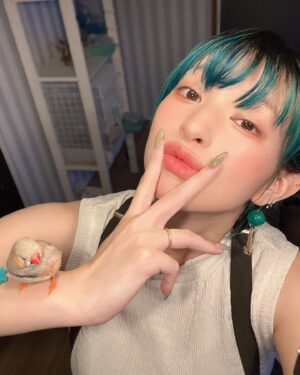 Kyoko Hinami Instagram - ..✌︎🫦𓅫

#錦華鳥 
#キンカチョウ 
#日南響子
