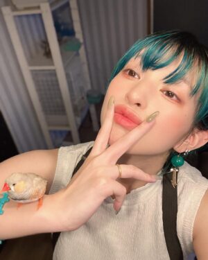 Kyoko Hinami Instagram - ..✌︎🫦𓅫

#錦華鳥 
#キンカチョウ 
#日南響子