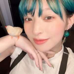 Kyoko Hinami Instagram - ぺぺさん〜🤍

#錦華鳥
#キンカチョウ