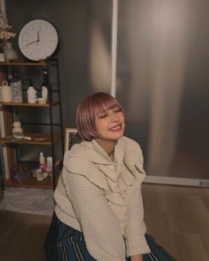 Kyoko Hinami Instagram - 年始にゆうちゃん(@yuu_hotta )に髪を染めてもらいました🙏🤍

我が子を抱っこするゆうちゃん可愛すぎてとても癒された🥹

遅くなったけど、みんな今年もよろしく🌷☀️