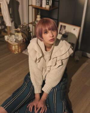 Kyoko Hinami Instagram - 年始にゆうちゃん(@yuu_hotta )に髪を染めてもらいました🙏🤍

我が子を抱っこするゆうちゃん可愛すぎてとても癒された🥹

遅くなったけど、みんな今年もよろしく🌷☀️