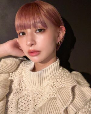 Kyoko Hinami Instagram - 年始にゆうちゃん(@yuu_hotta )に髪を染めてもらいました🙏🤍

我が子を抱っこするゆうちゃん可愛すぎてとても癒された🥹

遅くなったけど、みんな今年もよろしく🌷☀️