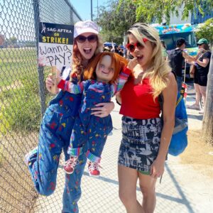 Kyra Elise Gardner Instagram - What a wonderful day striking for @sagaftra and celebrating the horror genre with friends old and new! 🖤 Thank you @barbaracrampton @breagrant & @maggielevin for organizing! Swipe for the most wholesome picket line photo 🥹 #sagstrike #wgastrike