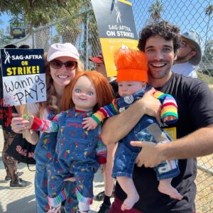 Kyra Elise Gardner Instagram - What a wonderful day striking for @sagaftra and celebrating the horror genre with friends old and new! 🖤 Thank you @barbaracrampton @breagrant & @maggielevin for organizing! Swipe for the most wholesome picket line photo 🥹 #sagstrike #wgastrike